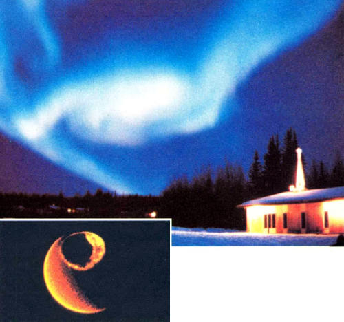 Движущийся к западу изгиб на активной фазе сияния, который наблюдался на вечернем небосводе над Фэрбенксом (шт. Аляска). Беловатое свечение обусловлено атомами кислорода. Розовая кайма внизу сияния вызывается излучением возбужденных молекул азота. Внизу слева показана планетарная картина овала полярных сияний над Северным полюсом в условных цветах. Изображение получено со спутника «Dуnаmiсs Explorer» с расстояния, равного трем земным радиусам. Спутник регистрировал излучение атомов кислорода с длиной волны 1З0 нм. Яркий серп слева — это освещенная сторона Земли. Снимок предоставлен Л. Франком из Университета шт. Айова