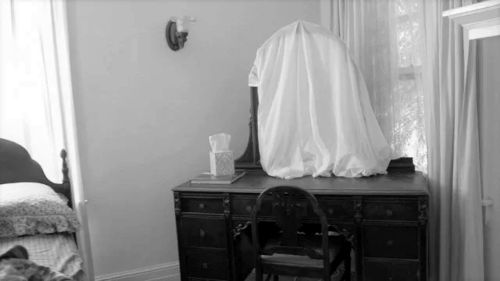 Зеркало накрытое тканью