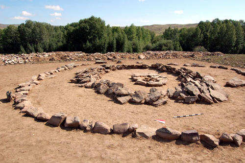 Могильник в долине реки Ээрбек (республика Тыва), курган монгун-тайгинской культуры