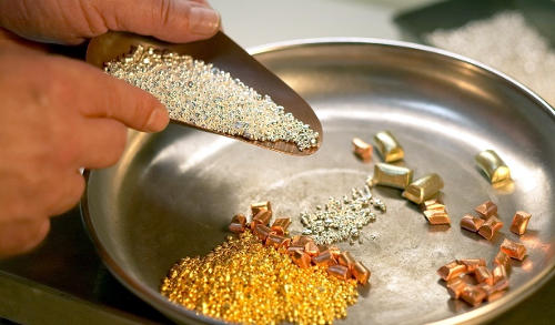 Ювелирные сплавы используются как для того, чтобы удешевить изделия, так и для того, чтобы изменить его физические свойства